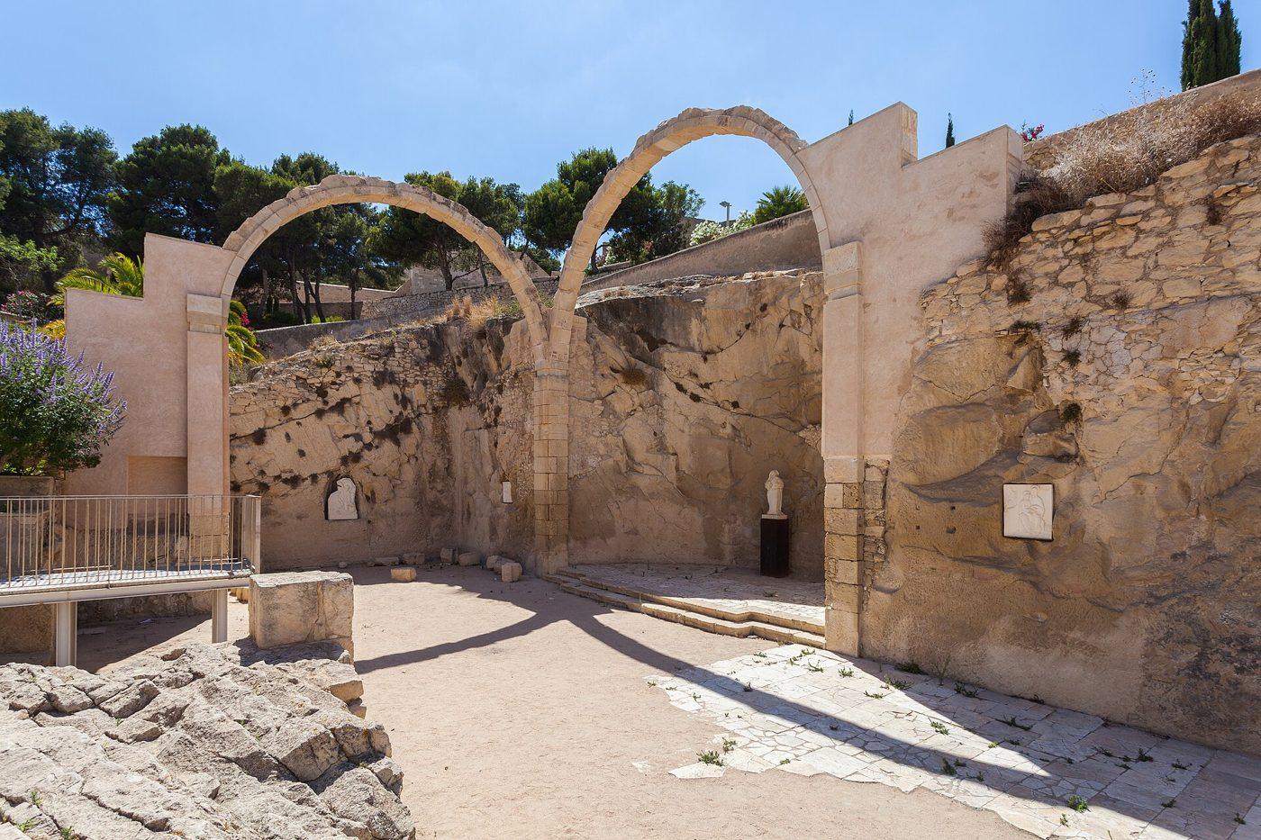 Arcos de piedra en el castillo de Santa Bárbara de Alicante